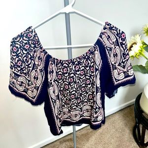 Short sleeve blouse in navy blue with pattern